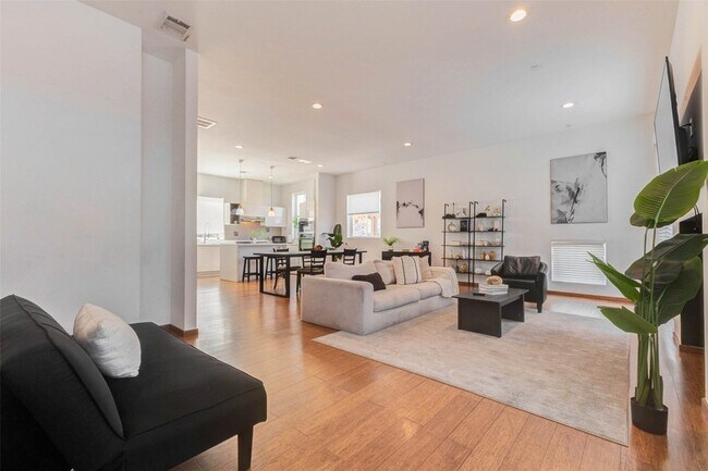 Building Photo - 4115 Chartres St