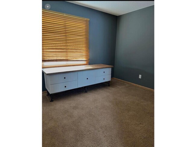 Building Photo - 1657 Helena Rd N