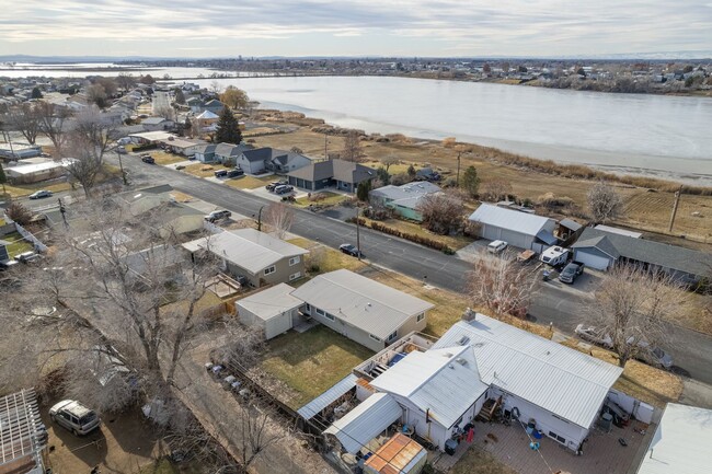 Building Photo - Updated Rambler w/ Fenced Backyard!