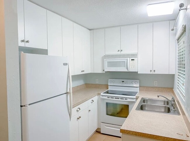 Building Photo - Hottest location, unit available near best beaches and downtown