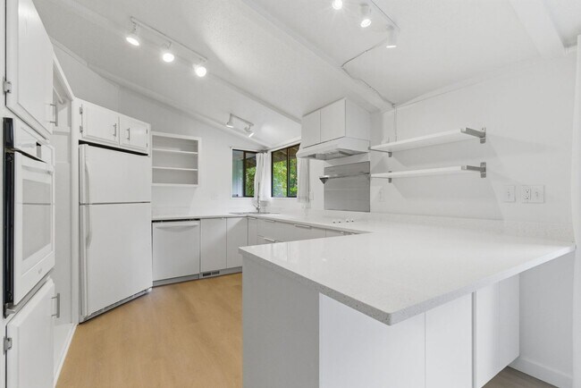 Building Photo - Single level Bainbridge Island home