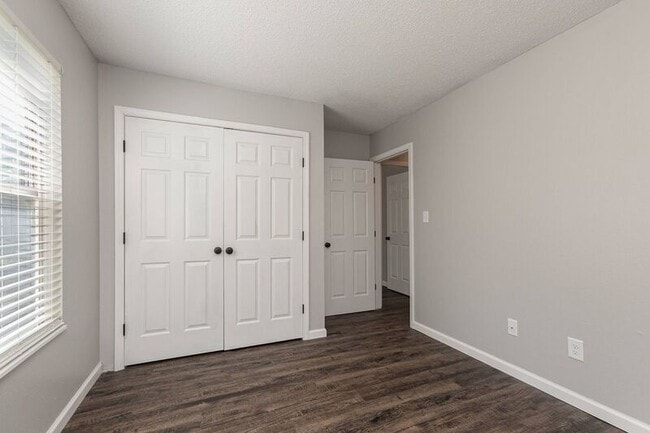 Building Photo - 1147 E Elm St