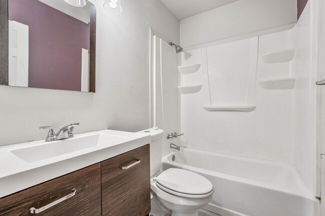 Building Photo - 3 bed 2 bath now available in the heart of Lubbock