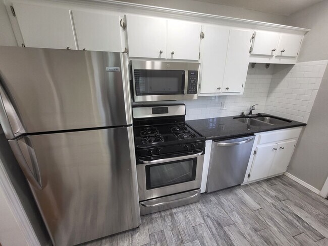 Building Photo - Remodeled 2 bedroom, 1 bathroom house in Capitol View neighborhood Edmond, OK with washer and dry...