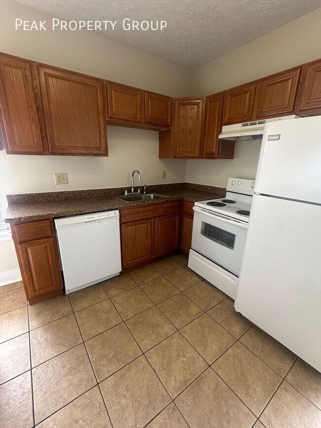 Building Photo - 1371 Summit St