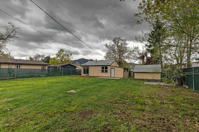 Building Photo - 2 Bed - 1 Bath - Pet Friendly