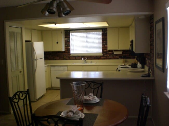 Building Photo - Two bedroom, one bathroom, third floor con...