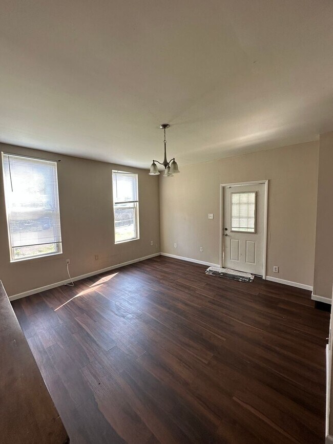 Building Photo - Lovely 2 Bedroom Home