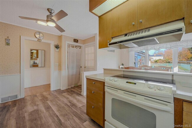 Building Photo - 425 Old Shipyard Ln