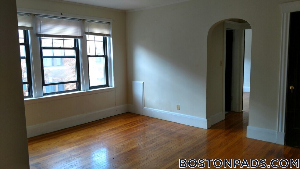 Building Photo - 349 Pleasant St