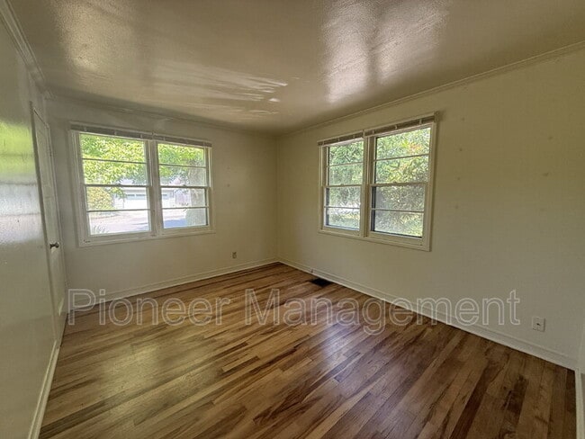 Building Photo - 375 Cherry Dr