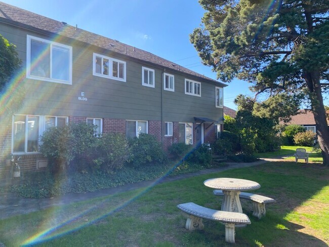 Building Photo - 350 NE 60th Ave