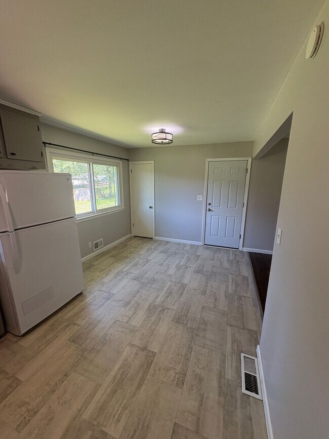Building Photo - Spacious 4 Bed / 2.5 Bath Home on Nearly 3/4 Acre Lot with Walkout Basement and Multiple Living A...