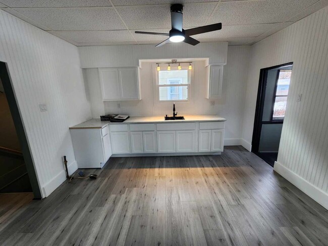 Building Photo - 3 Bedroom/ 1 Bathroom Single Family Home!