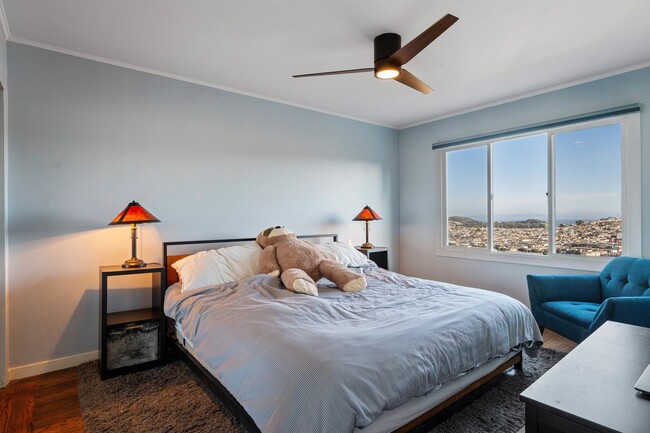Building Photo - UPDATED LARGE BRIGHT 1800sf 3BR/2BA/1GR In...