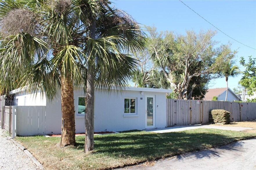 Building Photo - 522 SE 20th Ct