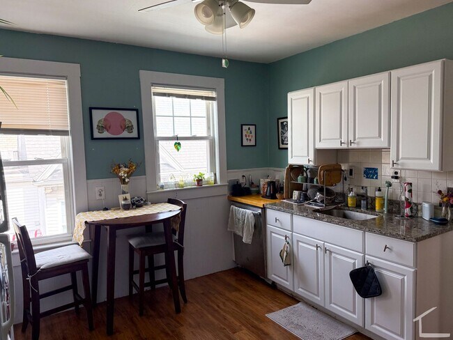 Building Photo - Beautiful Sunny Brighton 3-Bed w/ Parking