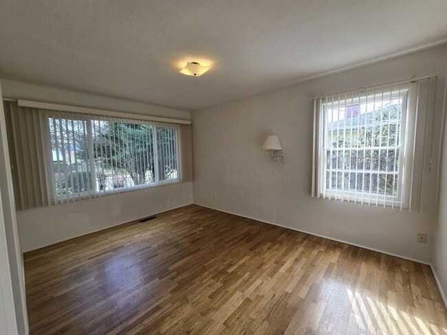 Building Photo - 1844 NW Keasey St