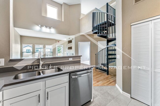 Building Photo - Spacious Townhouse with Washer/Dryer and Central AC