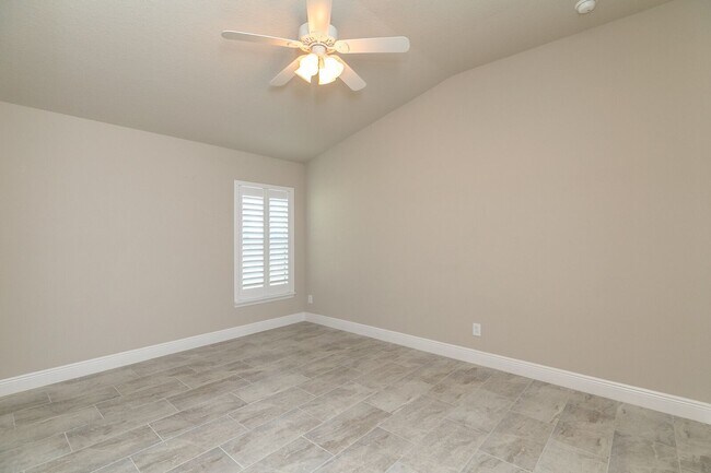 Building Photo - Luxury Living At An Affordable Price
