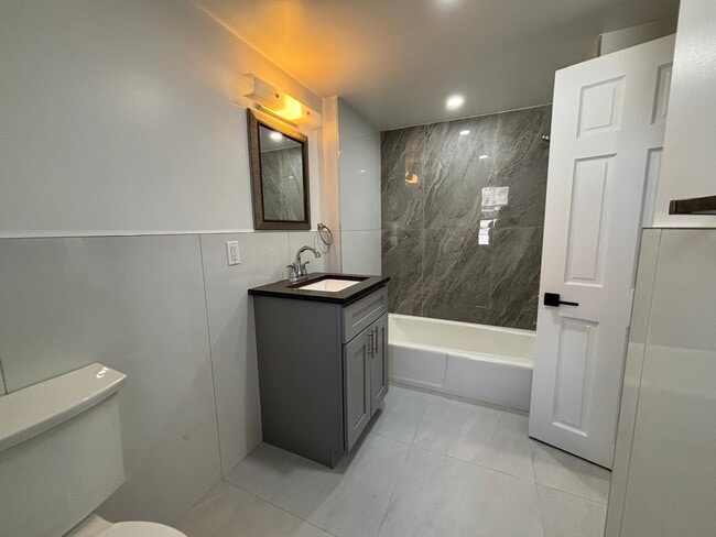 Building Photo - 2 Scofield Pl