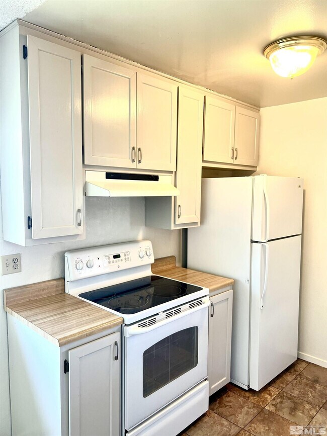 Building Photo - 5020 Tahiti Wy