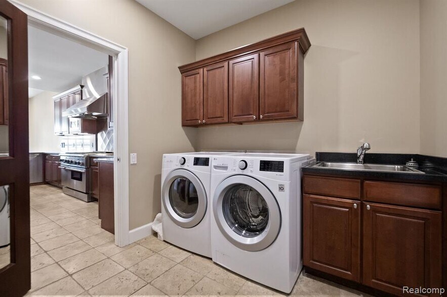 Building Photo - 3782 Pine Lake Knoll Dr