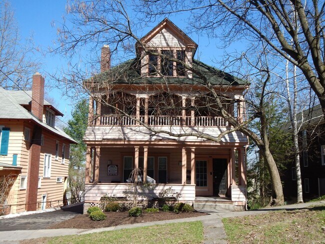 Primary Photo - Spacious 4 Bedroom Apartment - 6/1/26