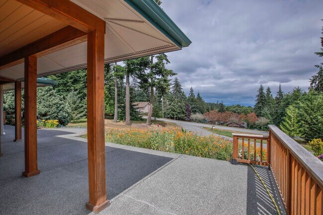 Building Photo - Country Home on Acreage and Pet Friendly!