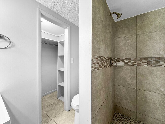 Building Photo - Coming Soon! 3 BR/2BA | Newly Renovated Single Family Home | Large Covered Back Patio| In Valrico!