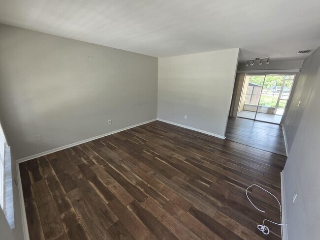 Building Photo - 978 Sumter Rd W