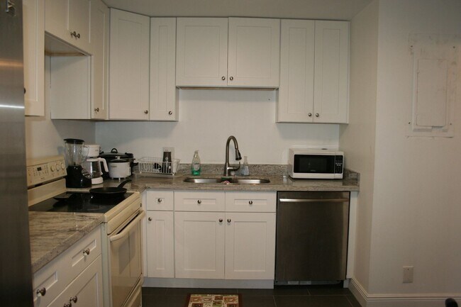 Building Photo - Pretty, Huge, Updated Townhome