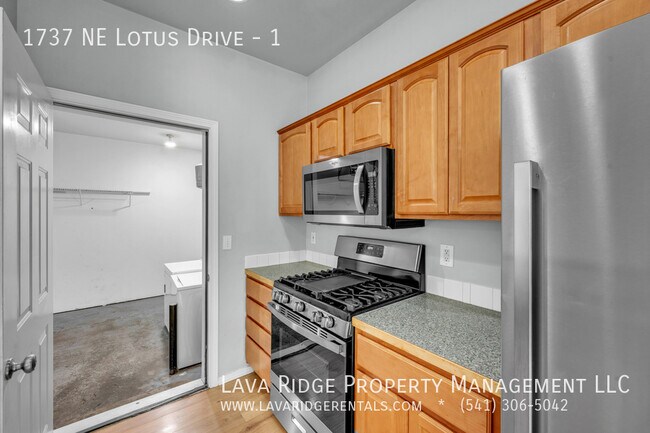 Building Photo - 1737 NE Lotus Dr