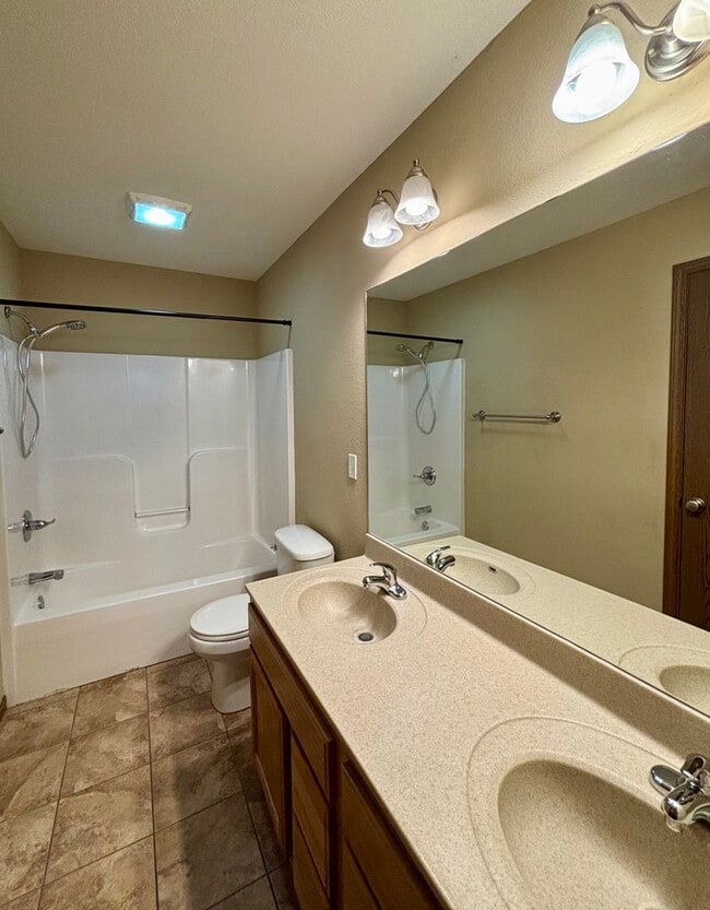 Building Photo - Live Comfortably on the East Side – Spacious 4 Bed / 2.5 Bath Duplex with Backyard & Garage