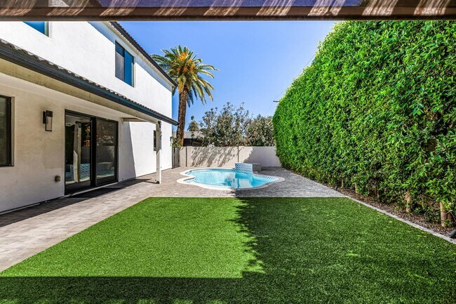 Building Photo - 3821 E Devonshire Ave