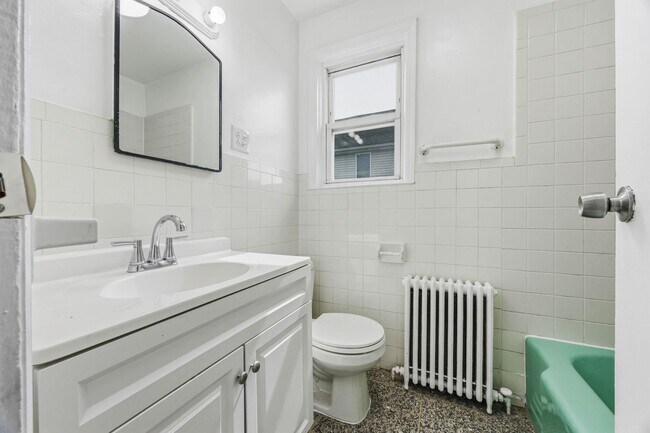 Building Photo - 826 7th St