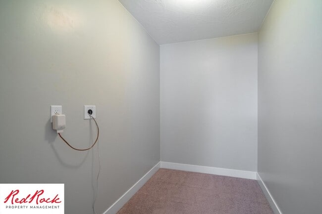 Building Photo - 4 Bedroom Spacious St. George Home with Large Backyard