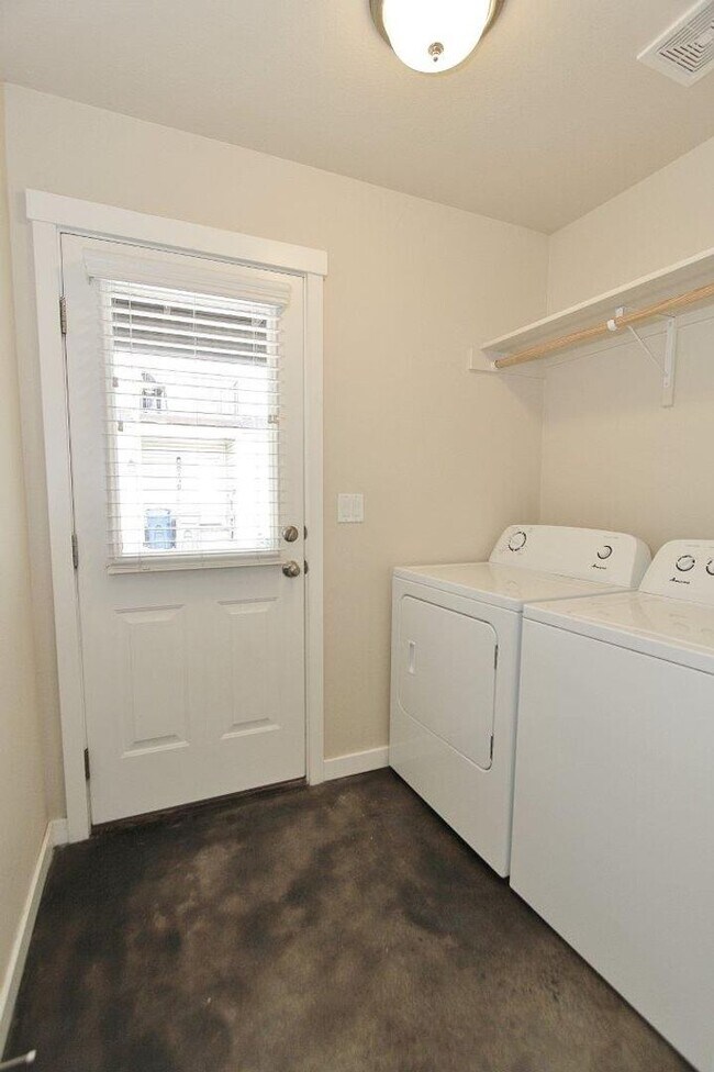 Building Photo - Immaculate Townhouse w/2 Car-Garage