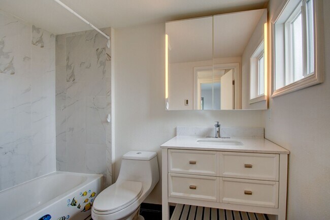 Building Photo - 3 bedroom/3 Bathroom House- In Town with Large yard