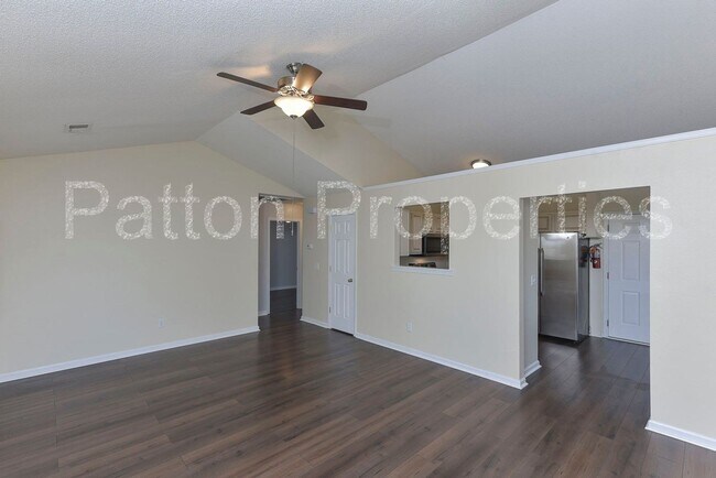 Building Photo - 295 Legend Oaks Dr