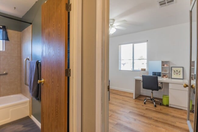 Building Photo - Beautiful 3 Bed 2 Bath - Gorgeous Views & Fenced in Backyard!