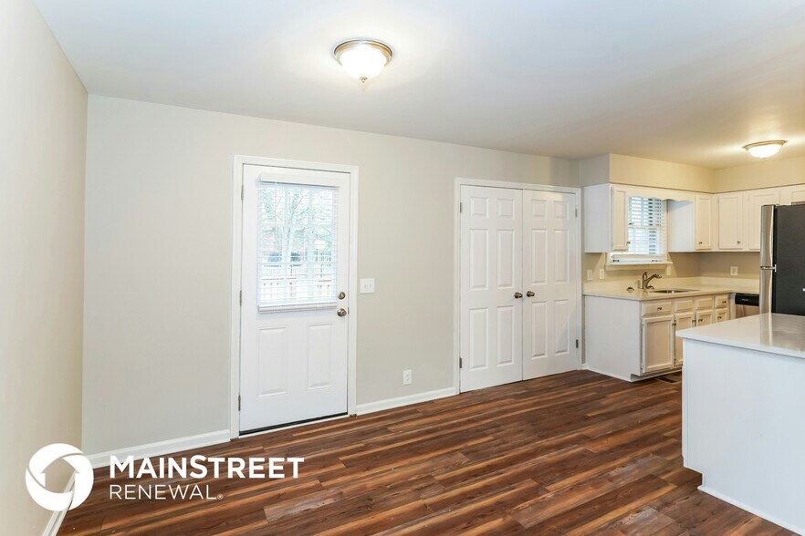 Building Photo - 242 Iris Dr