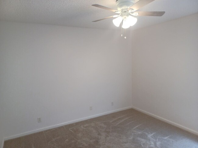Building Photo - Large 3 BR 2 BA Rental in Desirable Area