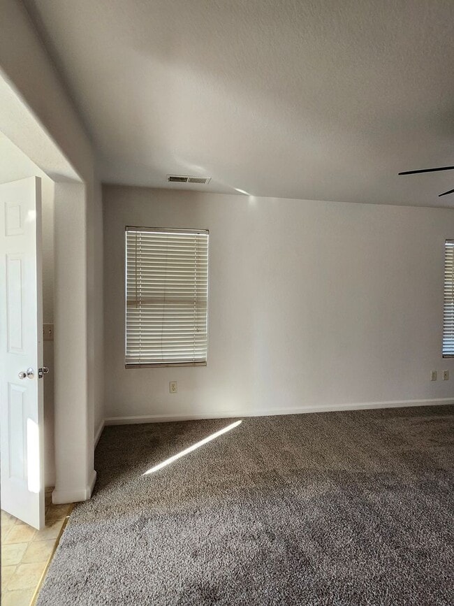 Building Photo - *MOVE IN SPECIAL - 2 WEEKS FREE!!* Beautiful Yuba City Home