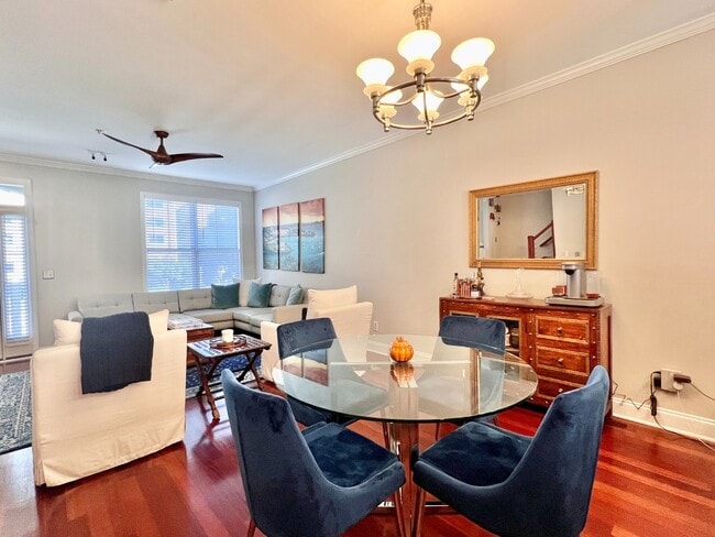 Building Photo - UPTOWN TOWNHOUSE!