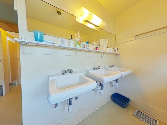 Building Photo - Room ~ Close to Campus ~ All Utilities Paid