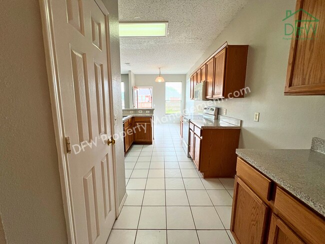 Building Photo - Spacious 5-Bedroom, 3.5-Bathroom Home for Lease in Denton, TX