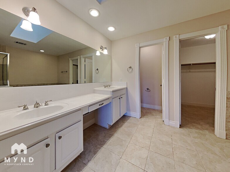 Building Photo - 321 Sandman St