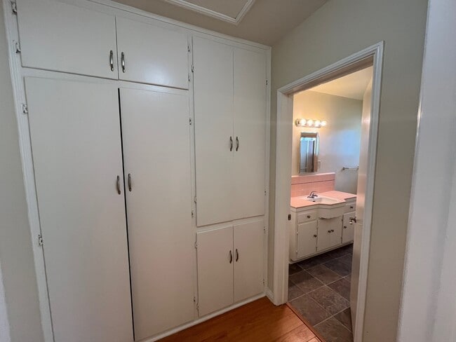 Building Photo - 441 S Parish Place