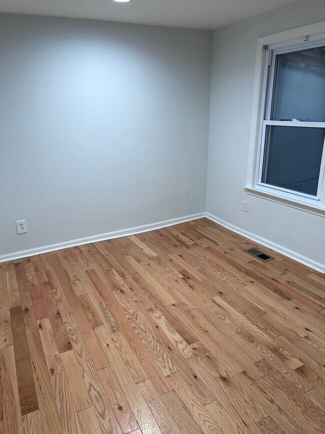 Building Photo - 2216 Summer St